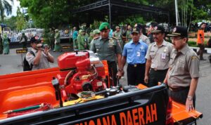 meninjau kondisi Mobil Rescue