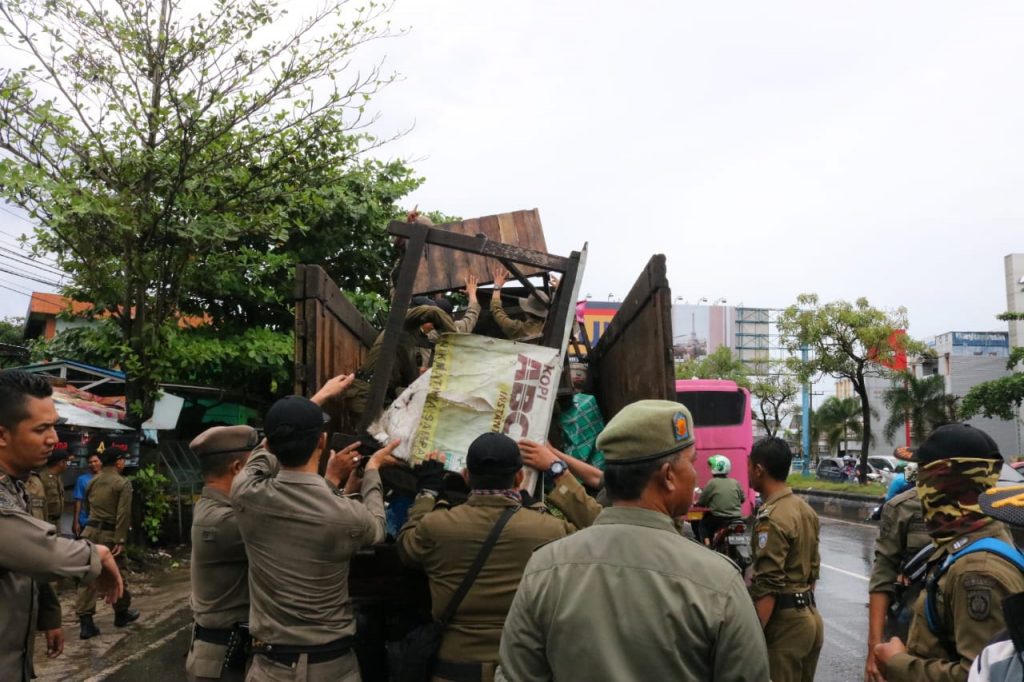 Satpol PP Kabupaten Banjar Tertibkan PKL