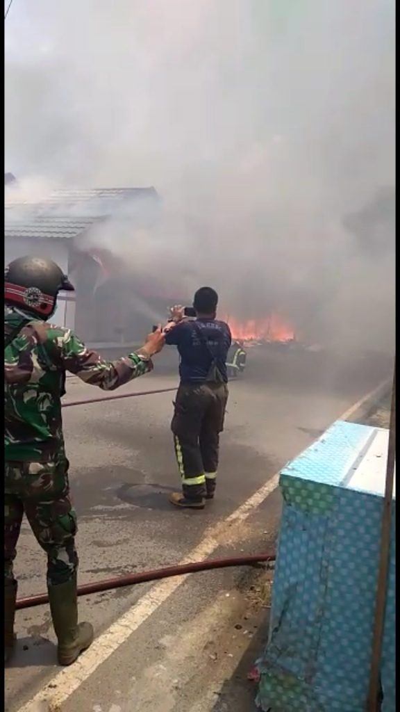 Lahan Persawahan Dan Rumah Warga di Gambut Terbakar