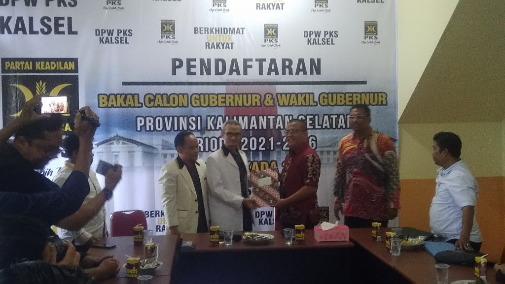 Denny Indrayana serahkan formulir pendaftaran Bakal Calon Gubernur Kalsel 2020 ke DPW PKS Kalsel