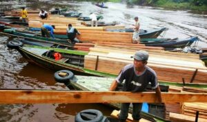 Pedagang Papan Diatas Sungai