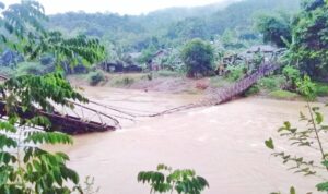 Jembatan Ambruk Satu Keluarga Masuk Kedalam Sungai