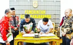 Penadantanganan NPHD Pilwali Banjarbaru 2020