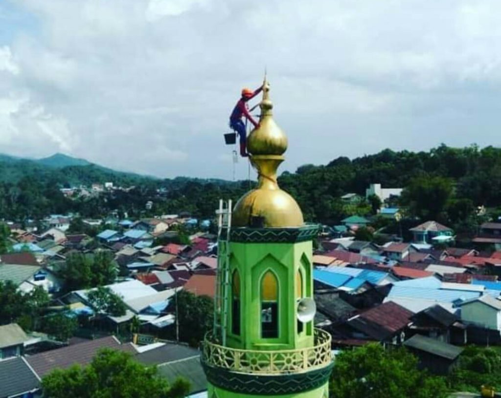 Spiderman Panjat Menara Masjid Di Kotabaru