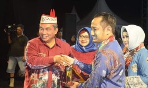 Wali Kota Palangka Raya Fairid dan Wali Kota Banjarbaru Nadjmi Adhani