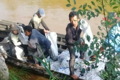 Bantuan Batu Split Diangkut Jalur Sungai