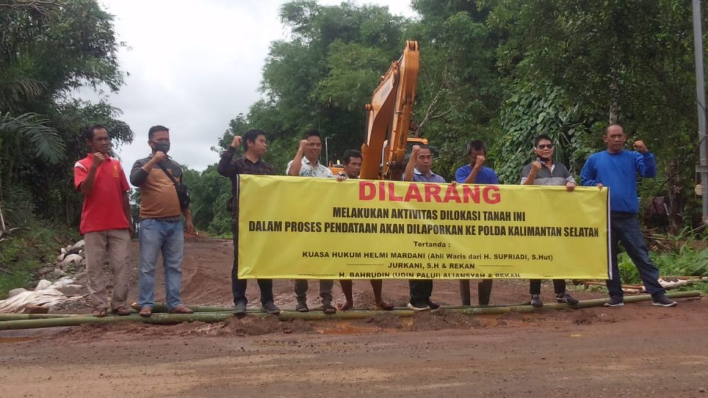 Akses Jalan Di Lahan Ahli Waris  Dipasang Spanduk 