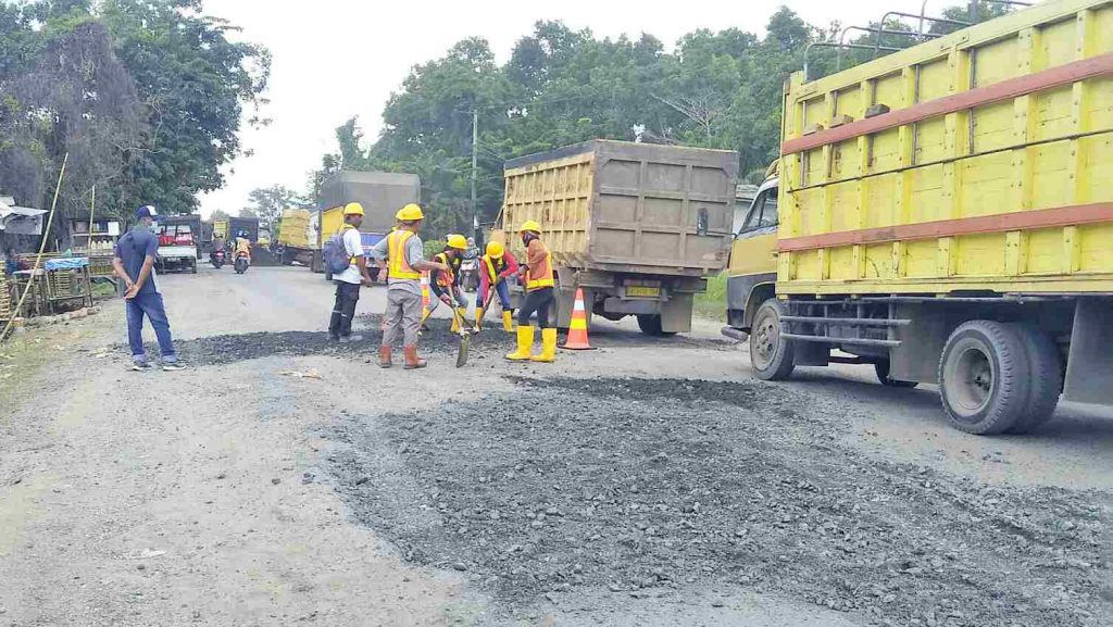 Sebelumnya Jalan Rusak Berlobang Ditambal Dengan Pasir Campur Batu