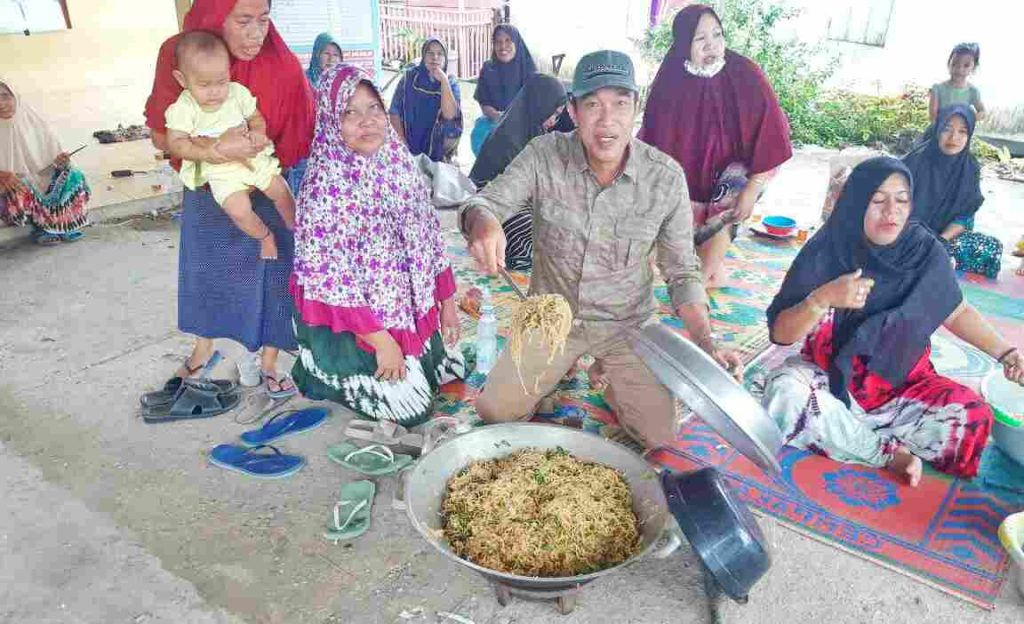 Para Ibu Bersama H Rusli Menyiapkan Makanan Untuk Warga Yang Gotong Royong