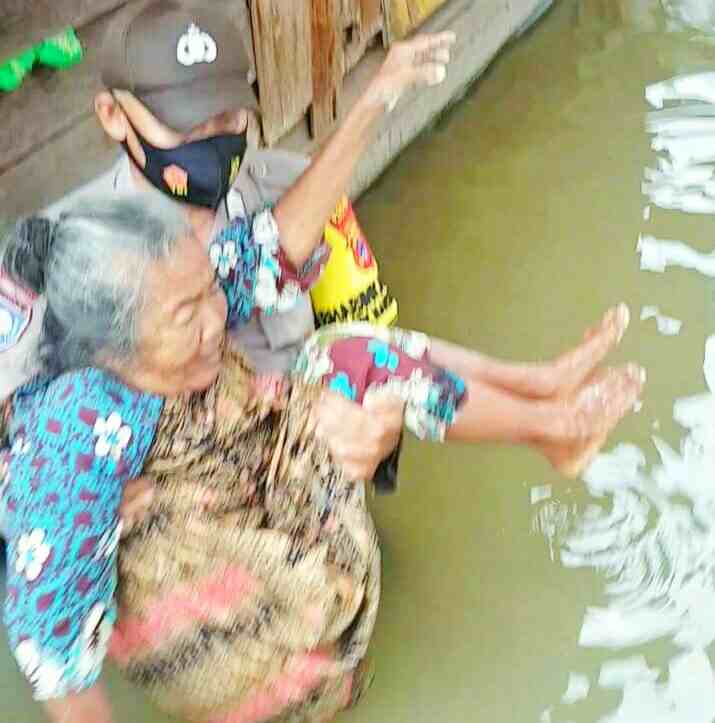 Kapolsek Martapura Timur Ipda Samsul Bahri Gendong Nenek Korban Banjir