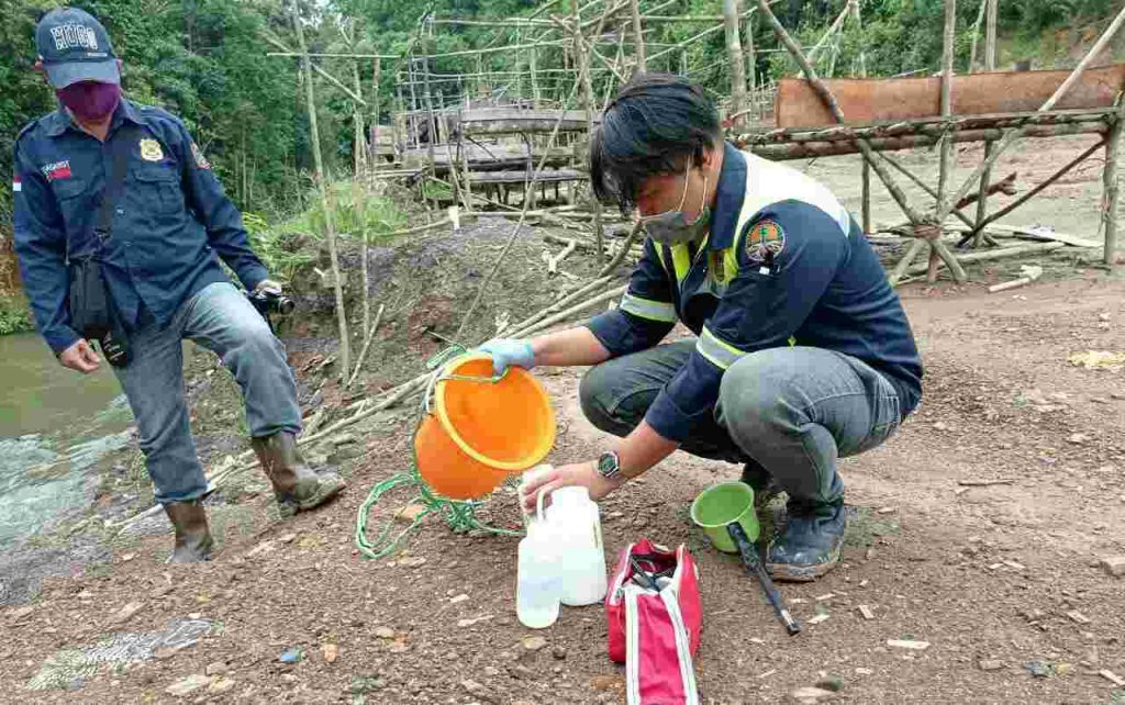 DLH Kalsel Ambil Sample Air Sungai Remo Yang Diduga Tercemar