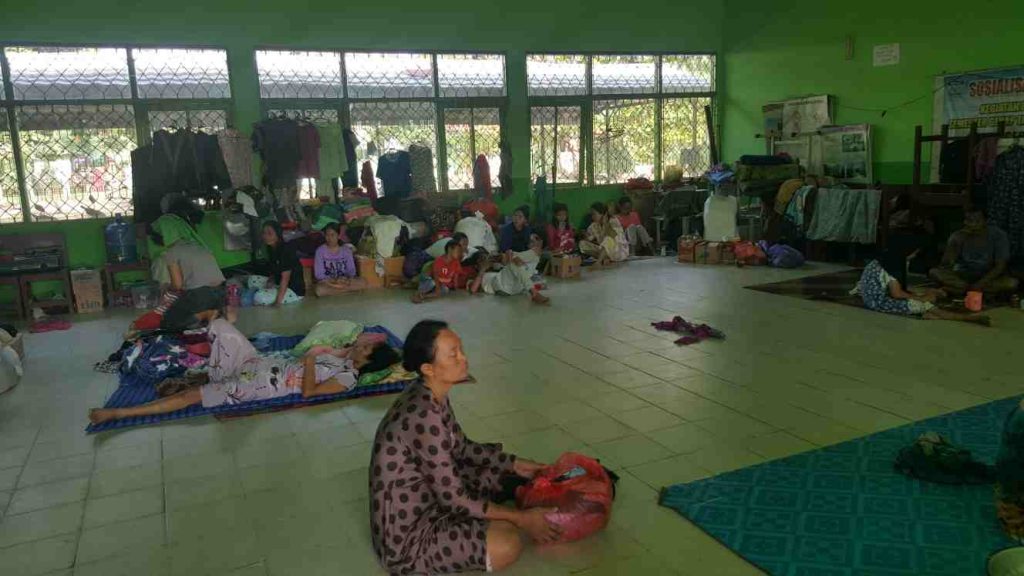 Pengungsi korban banjir di Sungai Tabuk