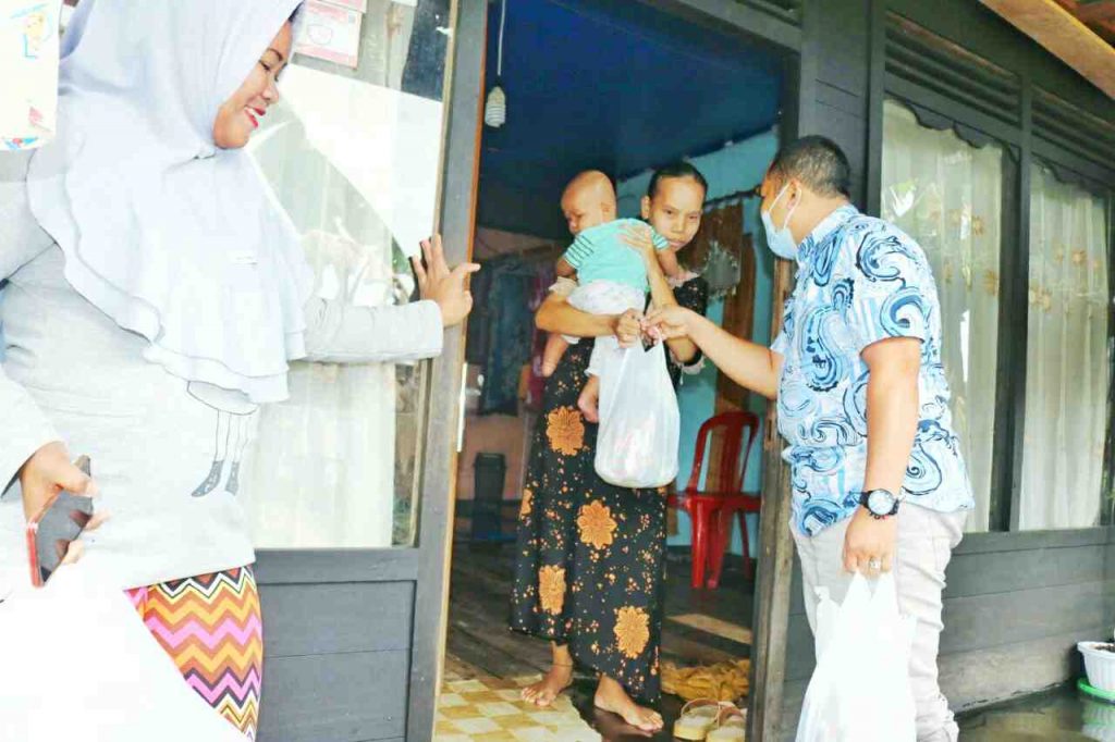 Korban Banjir Terima Bantuan Dari Anggota DPRD Banjar Rahmat Saleh