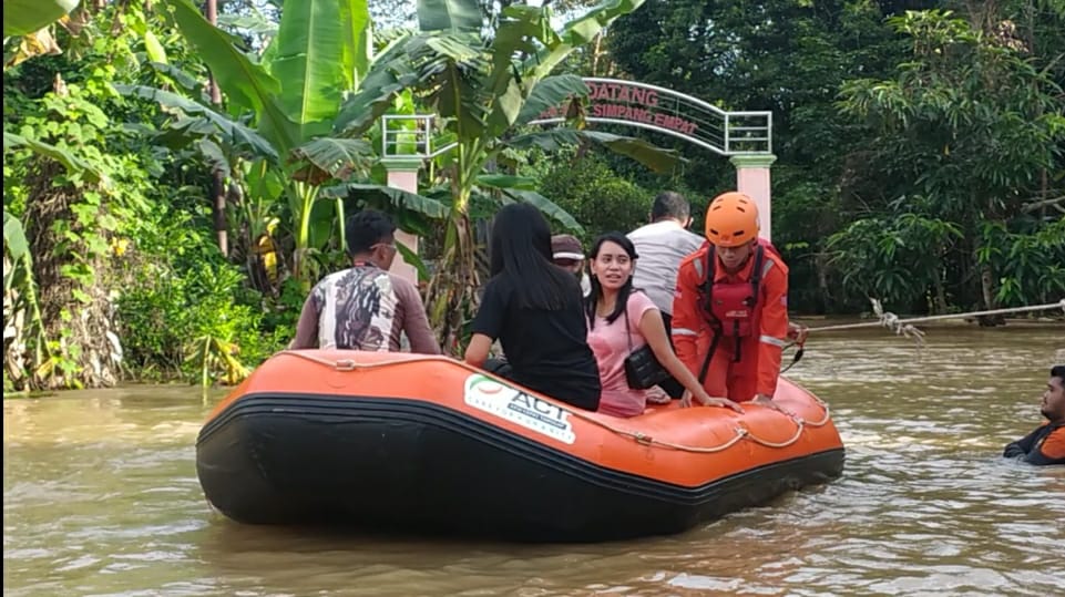 Kurangnya Perahu Karet Korban Banjir Gunakan Rakit  Batang 