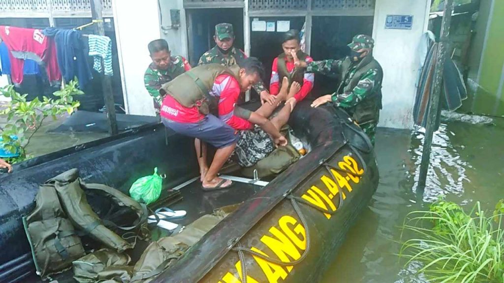 Prajurit TNI Evakuasi korban banjir 