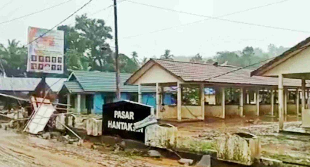 Akibat Banjir Bandang Di Hantakan HST