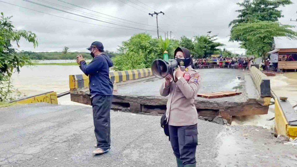 Polres Banjar Himbau Agar Warga Tidak Melintas Jembatan Yang Amblas