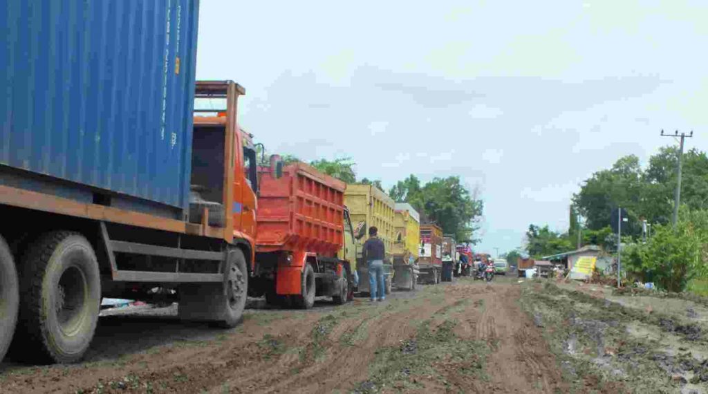 Antrean Panjang Kemacetan Di Jalan Gubernur Syarkawi