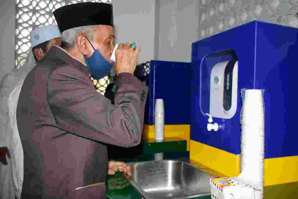 Bupati Banjar H Khalilurrahman Coba Air Minum Masjid Agung Al Karomah Martapura 