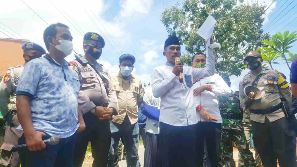 Ketua KPU Kabupaten Banjar Muhaimin (Baju Putih) 