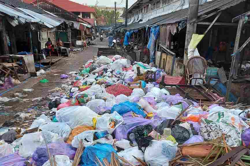 Tumpukan Sampah Bahayakan Warga Sekitar Eks Pasar Bauntung Banjarbaru Bahayakan Warga Sekitar 