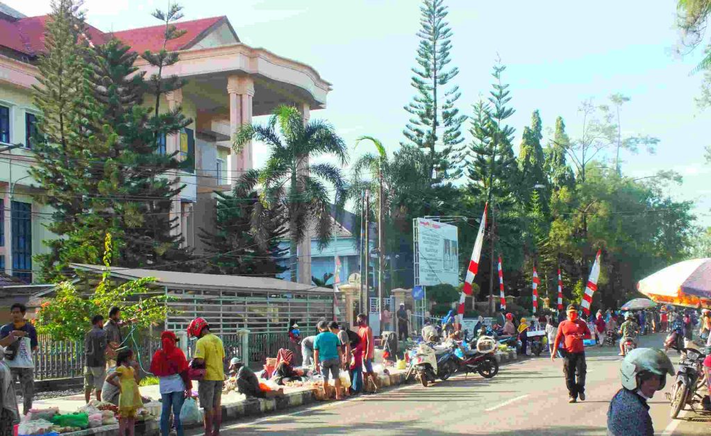 PKL Pasar Subuh Banjarbaru Gelar Dagangan Di Depan Kantor DPRD Kota Banjarbaru 