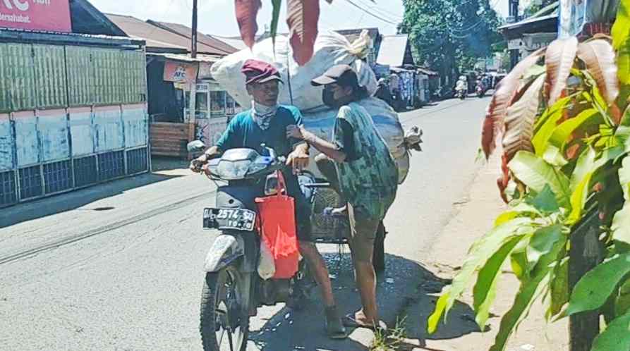 Pemulung Sampah Plastik Orang Kaya