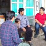 Ketua DPRD Banjar Muhammad Rofiqi (baju merah) dan Gusti Abdurrachman (baju kotak-kotak) kunjungi keluarga nenek Noor Hidayah di Tanjung Rema, Martapura.