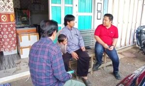 Ketua DPRD Banjar Muhammad Rofiqi (baju merah) dan Gusti Abdurrachman (baju kotak-kotak) kunjungi keluarga nenek Noor Hidayah di Tanjung Rema, Martapura.