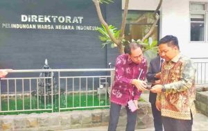 Yudha, Direktur Perlindungan WNI (baju batik merah), Ketua DPRD Banjar Muhammad Rofiqi (baju batik coklat). 