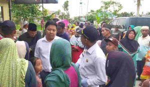 Ketua DPRD Banjar mendengarkan aspirasi masyarakat Desa Sungai Pinang Lama, Rabu (31/8/2022) sore.