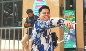 Keterangan foto : Isrof Parhani penasehat hukum dari Syahrian.