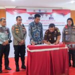 penandatanganan Nota Kesepakatan Tentang Koordinasi Apip-Aph oleh Bupati Banjar dengan Forkopimda dan perwakilan Kota Banjarbaru Wakapolres Banjarbaru. (Foto : Rizal)