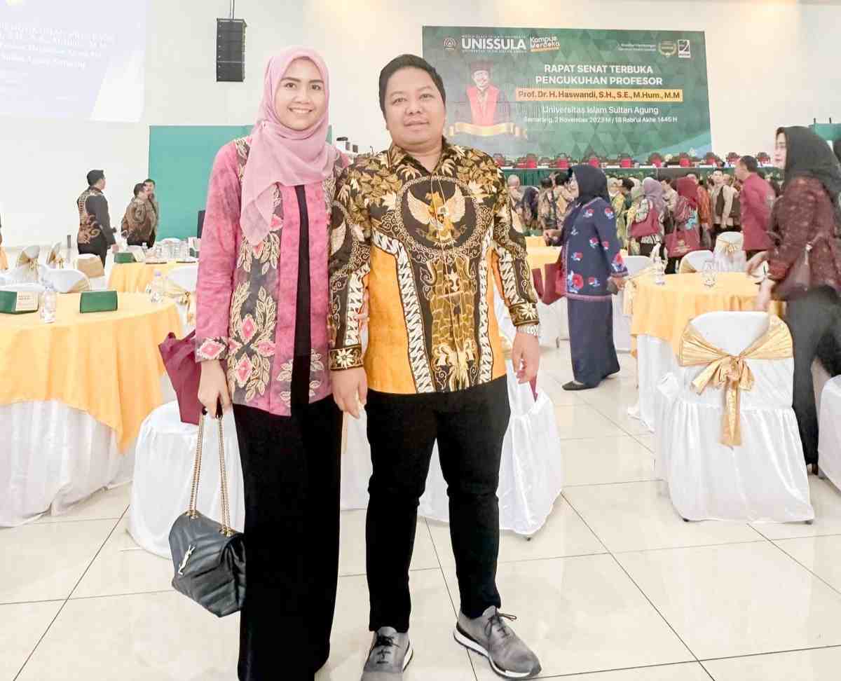 Ketua DPRD Banjar H Muhammad Rofiqi (Kanan) bersama istri Hj Pindo Hanastiti menghadiri pengukuhan Profesor Kehormatan UNISULLA di Semarang (2/11/2023).
