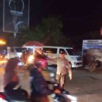 Personil kepolisian dari Polsek Sungai Tabuk, Polres Banjar mengatur dan mengurai kepadatan arus balik dan mudik lebaran di Jalan Gubernur Syarkawi (Foto Istimewa).