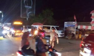 Personil kepolisian dari Polsek Sungai Tabuk, Polres Banjar mengatur dan mengurai kepadatan arus balik dan mudik lebaran di Jalan Gubernur Syarkawi (Foto Istimewa).