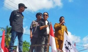 H Akhmad Husaini bersama Din Jaya pada saat aksi unjuk rasa di depan Kejari Batola (Foto Dok kbk.news).