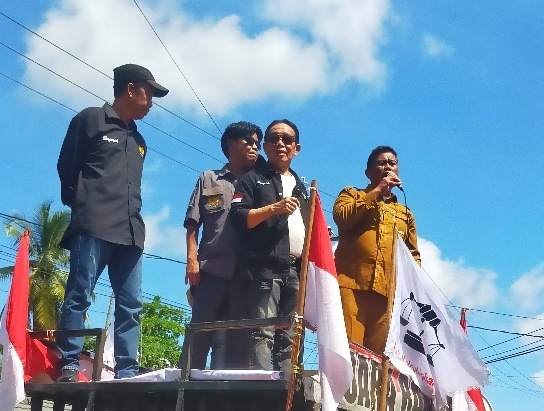 H Akhmad Husaini bersama Din Jaya pada saat aksi unjuk rasa di depan Kejari Batola (Foto Dok kbk.news).