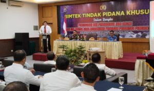 Direktur Ditreskrimsus Polda Kalsel Kombes Pol M Gafur Aditya Siregar saat membuka Bimtek Penanganan dan Pencegahan Judol di HBI Banjarmasin, Senin (18/11/2024) pagi. (Foto Istimewa )