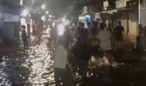 Nyaris sepanjang ruas jalan di Kawasan Kelayan B tergenang Senin (16/12/2024) malam (foto screenshot Instagram)