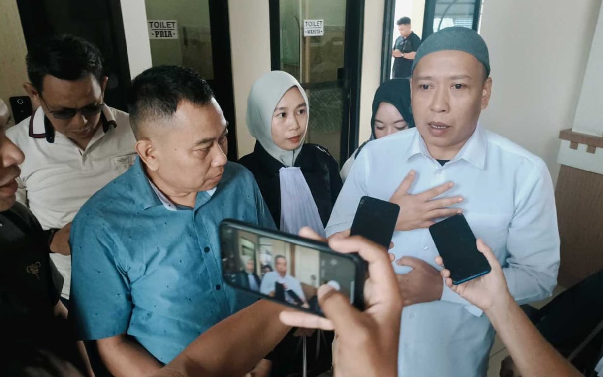 Kuasa hukum , Darmawan, SH dan tim serta terdakwa diwawancarai wartawan usai sidang (foto mercy