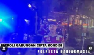 Salah satu anggota Samapta Polresta Banjarmasin usai mengangkut puluhan remaja hasil patroli gabungan dengan Polda dan Satpol PP, Kamis (6/3/2025) dini hari. (Foto: Istimewa)