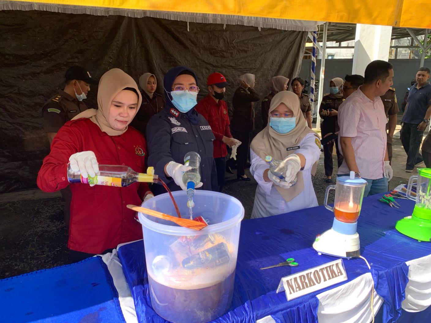 Kejari Banjarmasin Musnahkan Barang Bukti, dari Narkotika hingga Senjata Api