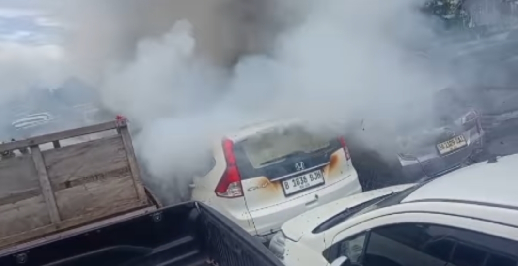 BREAKING NEWS  Geger di Citra Graha, Beberapa Mobil Terbakar