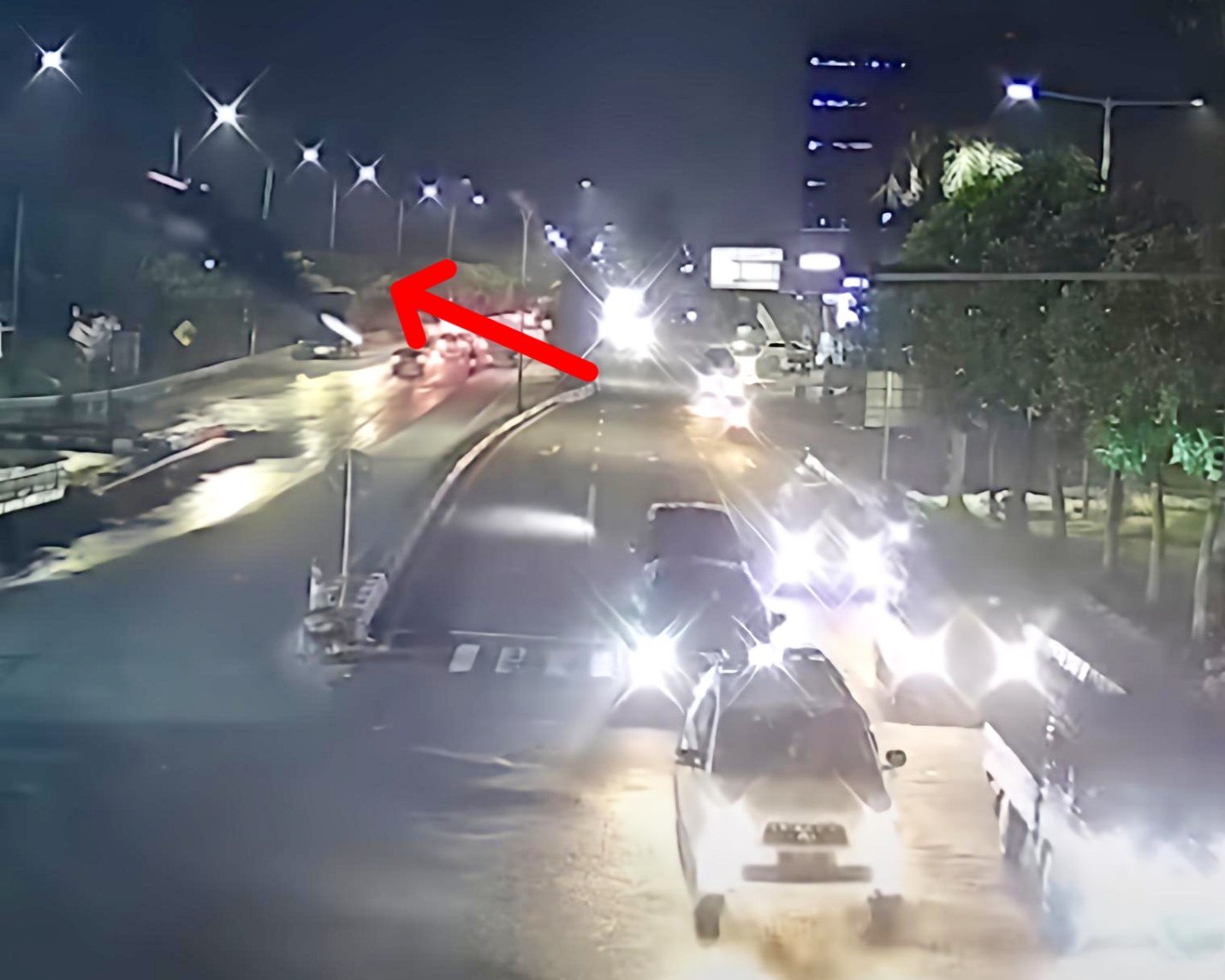 Tertipu” Google Maps, Mobil BMW ‘Terbang’ Sebelum Terjun dari Tol Belum Tersambung di Gresik