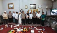 Silaturahmi ke Masjid Al Karomah, Kapolres Banjar Disambut Hangat Ulama Martapura