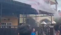 Rumah Kosong di Purna Sakti Mengeluarkan Asap, Diduga Korsleting Listrik