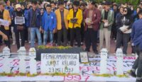 Perwakilan Mahasiswa se-Kalsel Gelar Aksi Simbolik “Merawat Ingatan” 28 Tahun Tragedi Jumat Kelabu