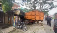 Truk Sampah DPRKPLH Banjar Tabrak Warung di Martapura
