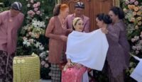 Luna Maya Jalani Prosesi Siraman Jelang Pernikahan Besok, Tangis Pecah saat Sungkeman
